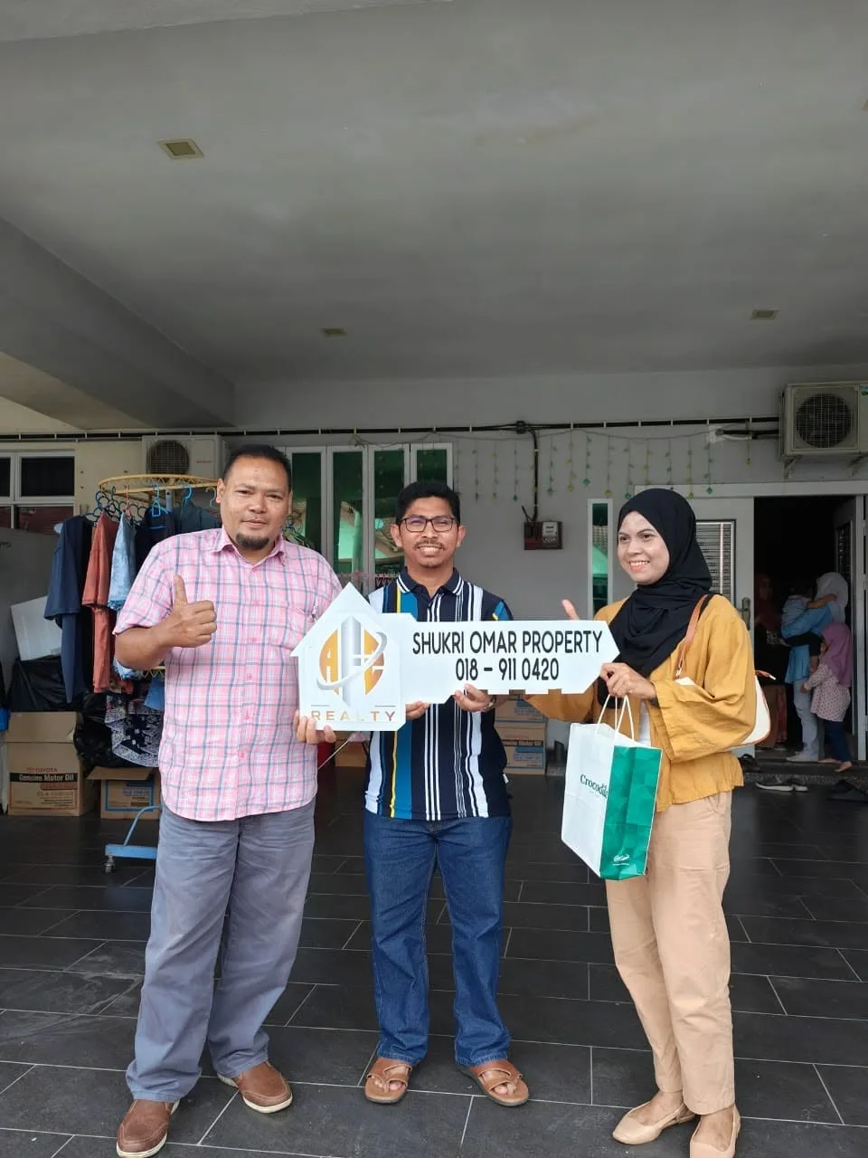 Shukri Properties bersama pelanggan 1
