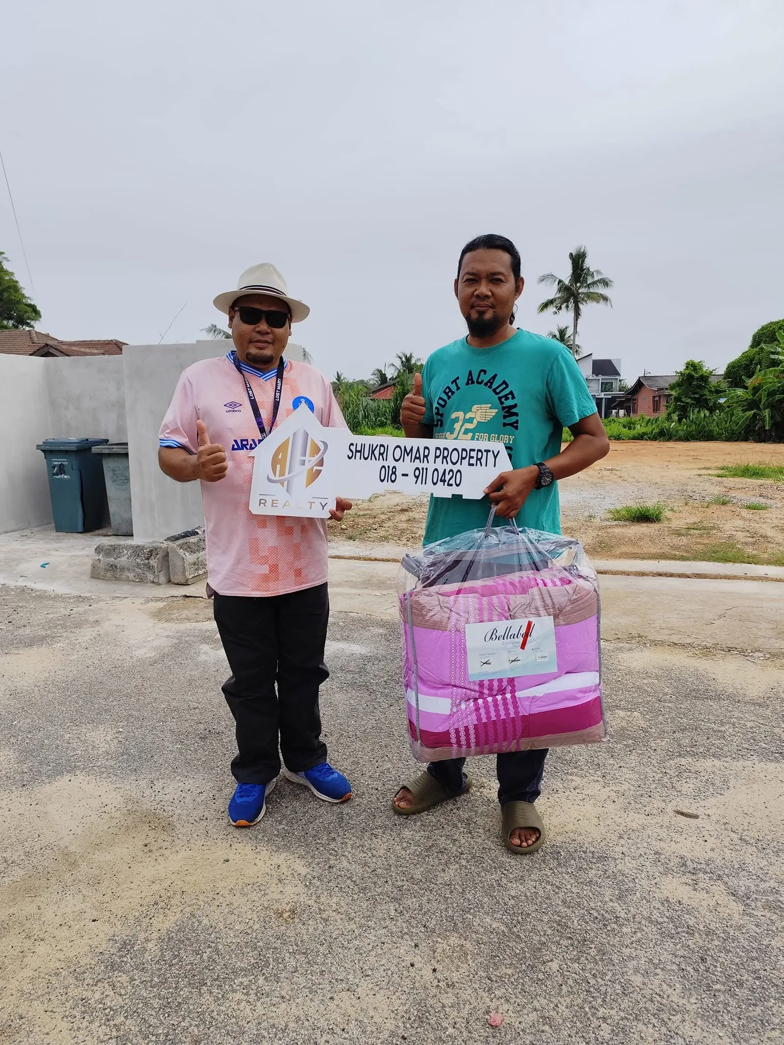 Shukri Properties bersama pelanggan 2