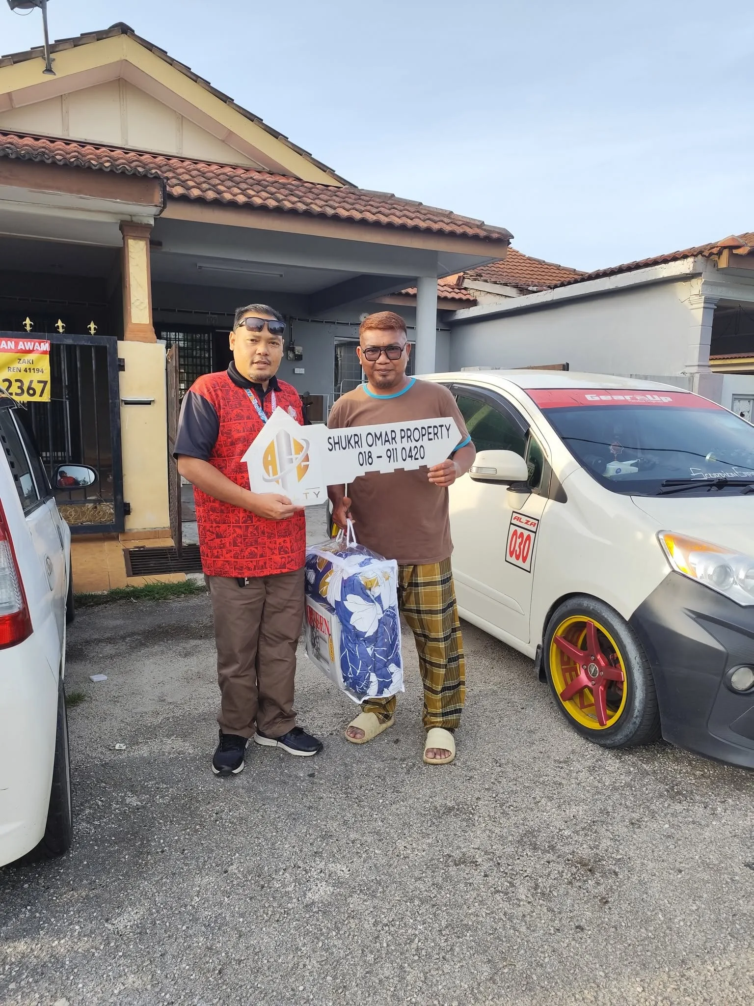 Shukri Properties bersama pelanggan 6